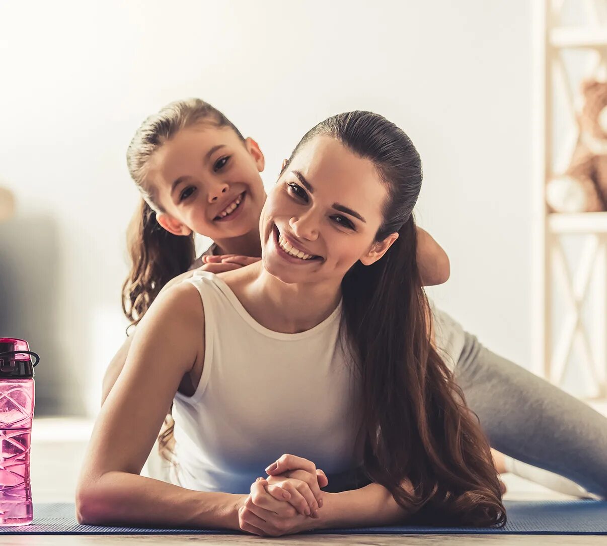 Увидела как дочь занимается. Мама и дочка фитнес. Мама и дочь занимаются фитнесом. Мама и дочь йога.
