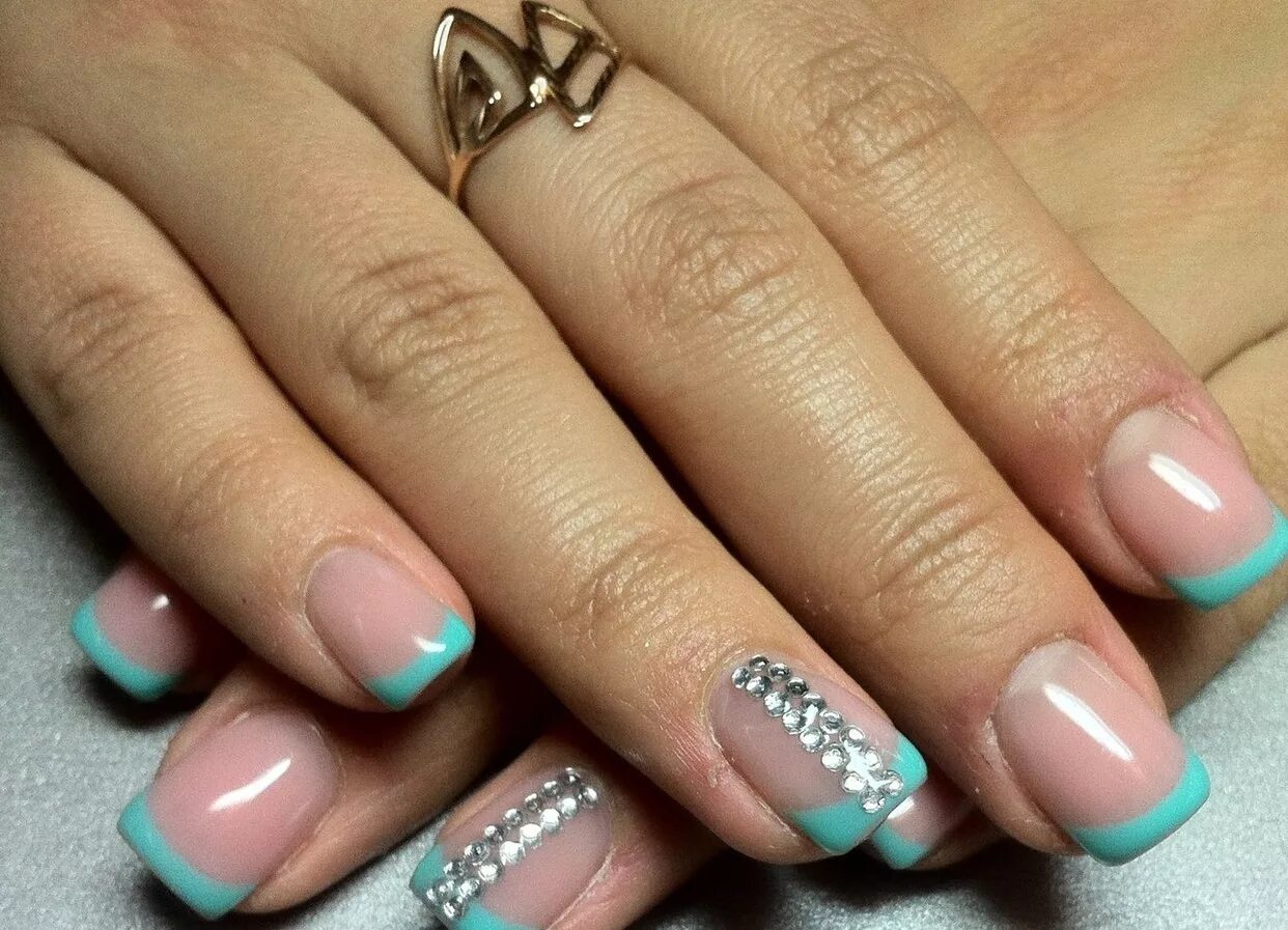 маникюр бирюзовый френч. бирюзовый френч на ногтях. мятный френч миндаль. маникюр френч цветной. ногти бирюза френч.