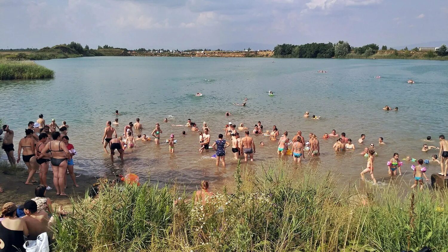 Где купаться. Купаться на песчаном. Орск озеро. Песчанка томск озеро тимирязево. Озеро дубовское гусевский район.