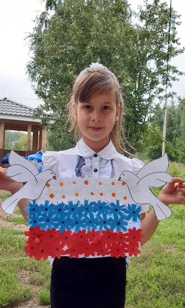 Собери цвета флага. Поделка флаг россии. российский триколор поделка. подделка российского флага. подделка в стиле российского флага.
