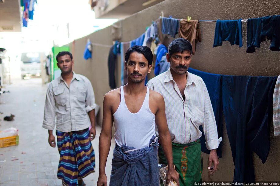 Человек на фоне небоскреба в дубай. Сколько индусов в дубае. Маджид ибн мохаммед ибн рашид аль мактум. Араб строитель. Строители в дубае.