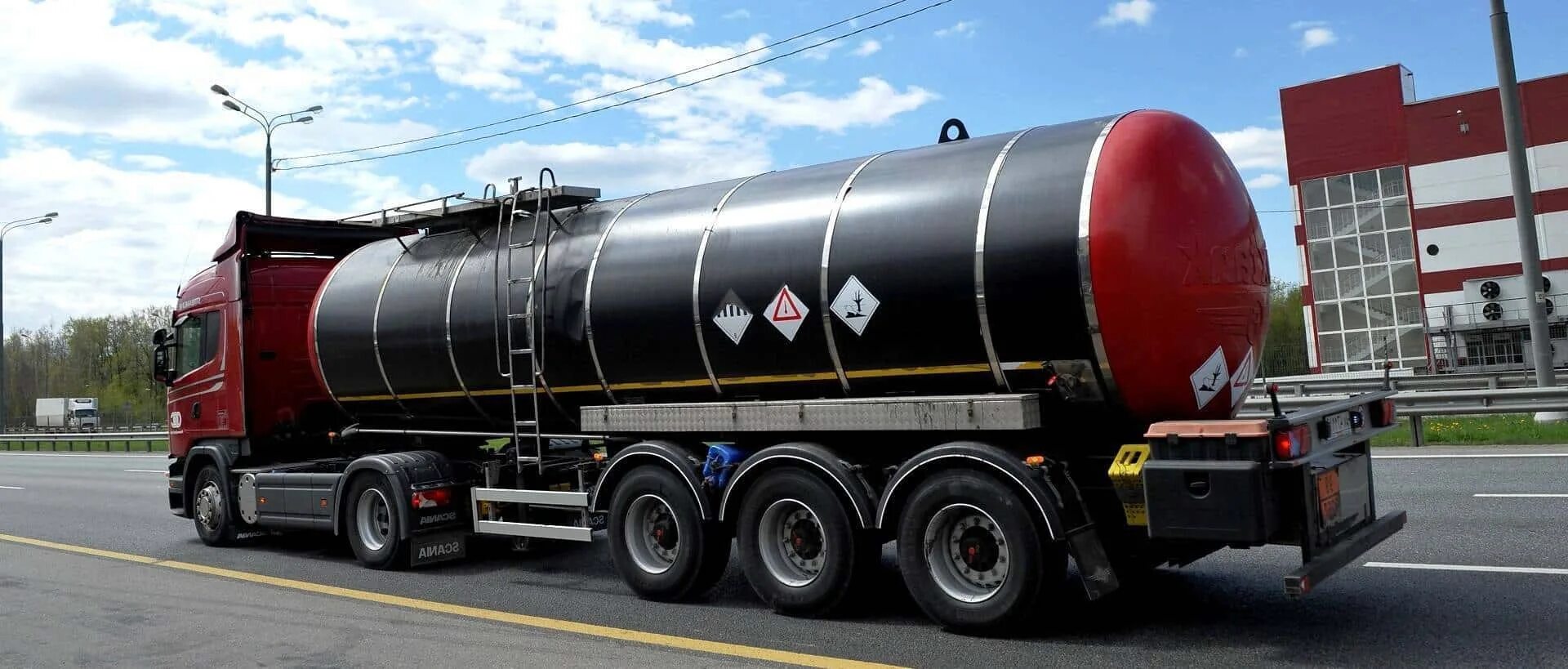 Опасные грузы автомобильным транспортом. Машины перевозящие опасные грузы. Фура с опасным грузом. Автоцистерна опасный груз. Фура adr.