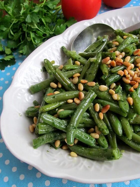 Польза стручковой фасоли для организма. Бандель стручковая фасоль. стручковая фасоль с кедровыми орешками. соус из стручковой фасоли. свежая стручковая фасоль с огорода.