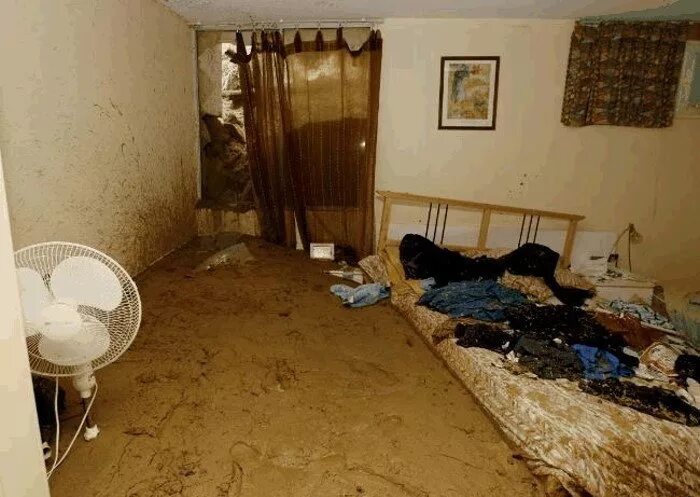 Квартира в бараке. Дом бедного человека. Страшная квартира. Страшная квартира. Бедные квартиры в россии.