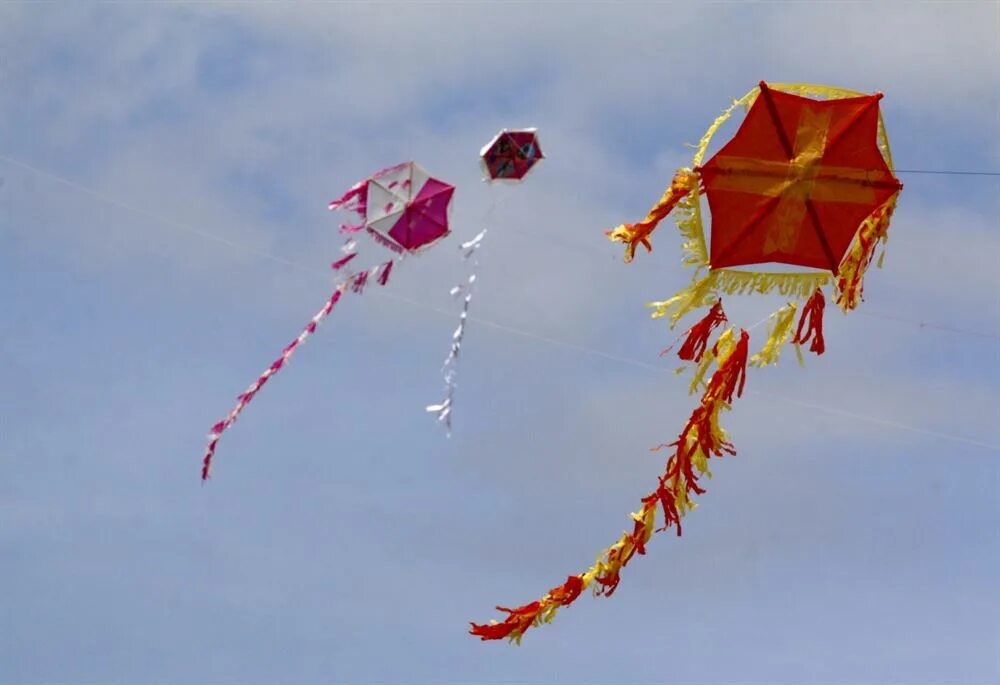 Игра почему летают. Летающий змей графита. Kites on apokries Greece. Открытка Καθαρη Δευτέρα. Καθαρά Δευτέρα поздавление.