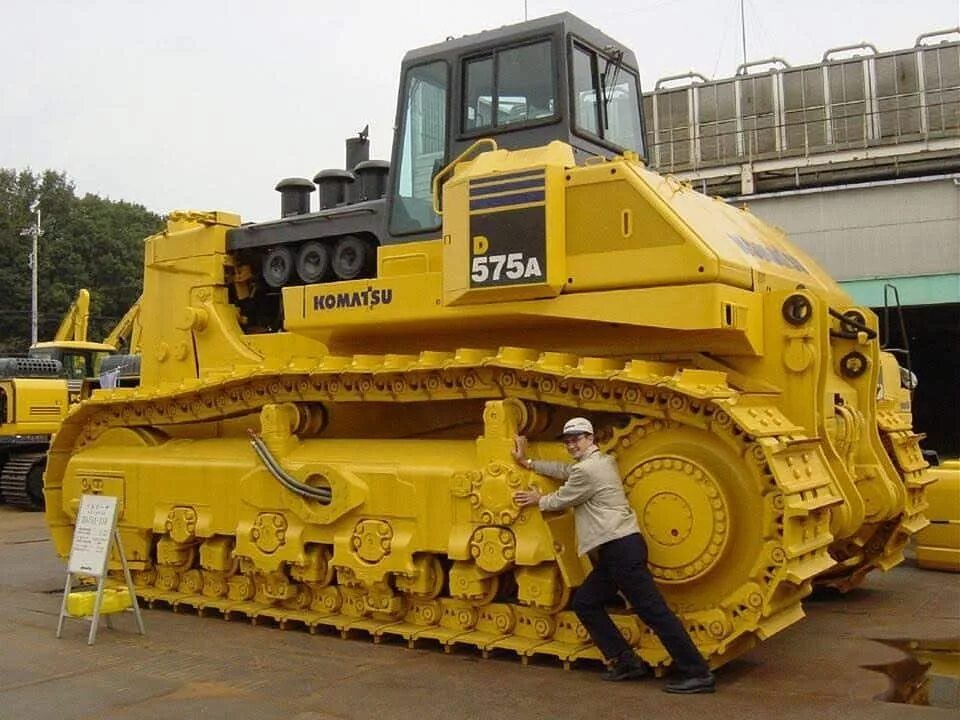 Трактор Komatsu d575. Бульдозер Komatsu d575a. Комацу 575 бульдозер. Komatsu d575a-3 SD.