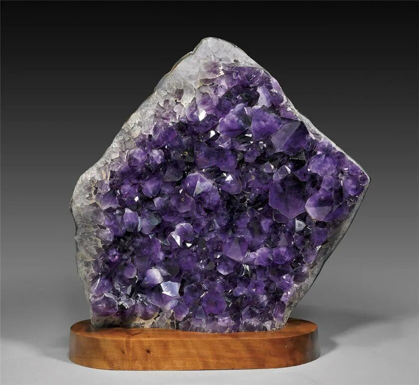 самоцветы и поделочные камни урала. уральские самоцветы. самоцветы урала полудрагоценный камень. камни самоцветы урала. уральский поделочный камень.