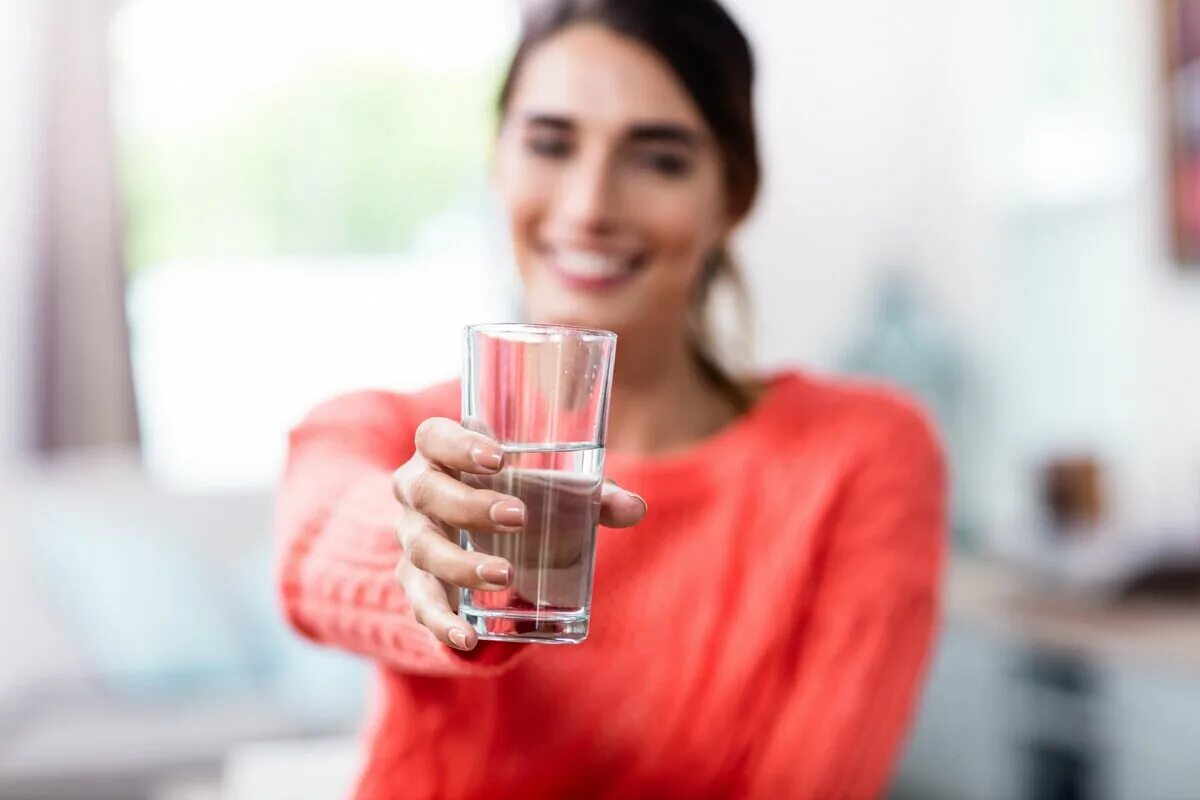 С удовольствием пьют. Девушка со стаканом воды. Пьет стакан воды. Женщина пьет воду. Человек со стаканом воды.