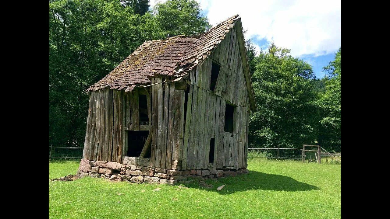Страшный сарай. Хлев в деревне. Англия деревенский сарай-склад. Запущенным сараем. Ветхий амбар.