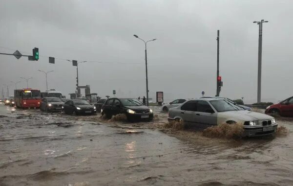 Нижний новгород после ливня. Уяв 2022 в татарстане. Авария на трассе м10 в тверской. Новости 10 июля. Автобус сбил самокатчика картинка.