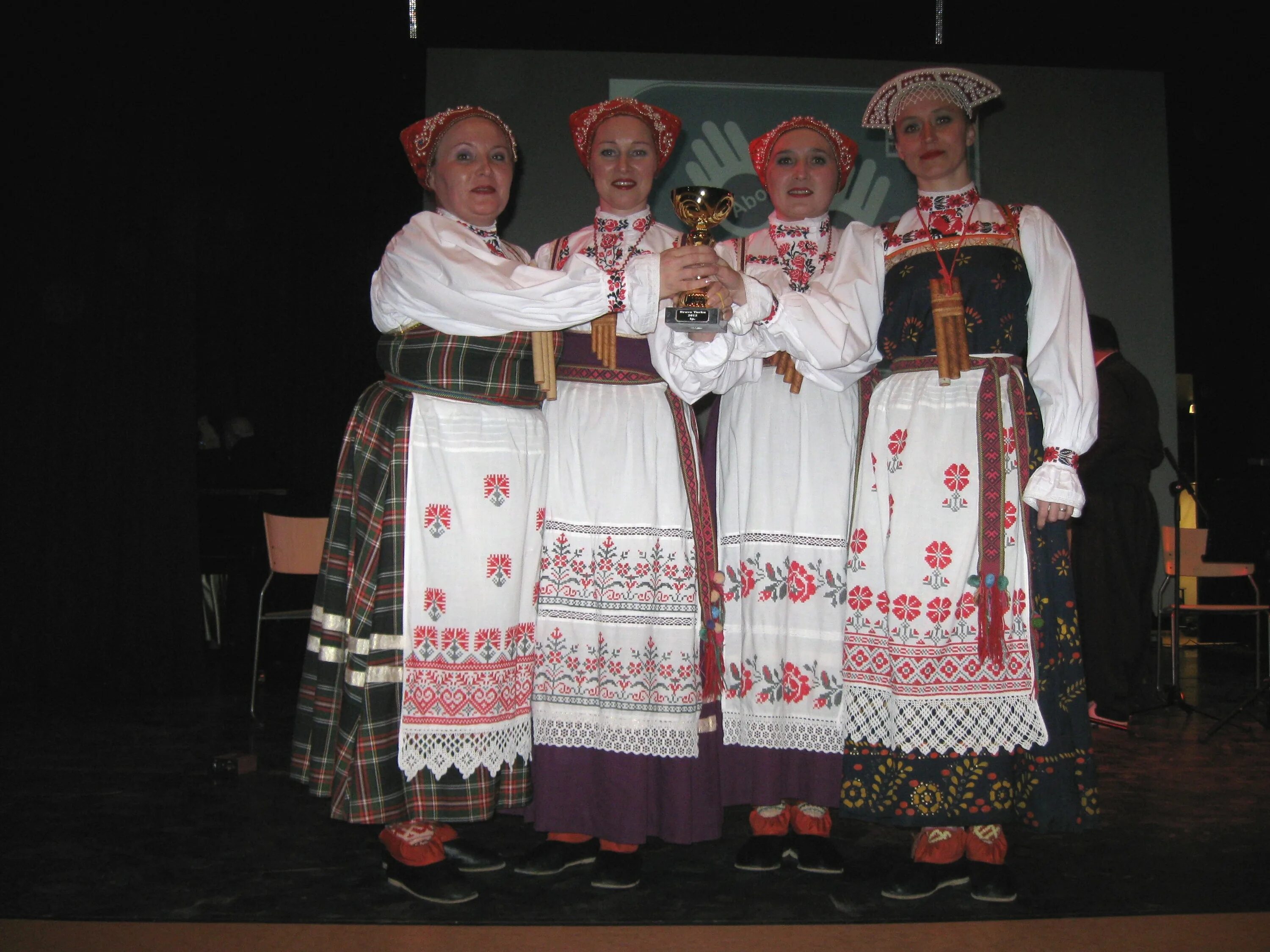 Коми пермяцкий костюм. Нац одежда Коми пермяки. Национальный костюм Коми Пермяков. Коми пермяки национальный убор. Коми пермяки традиционная одежда.