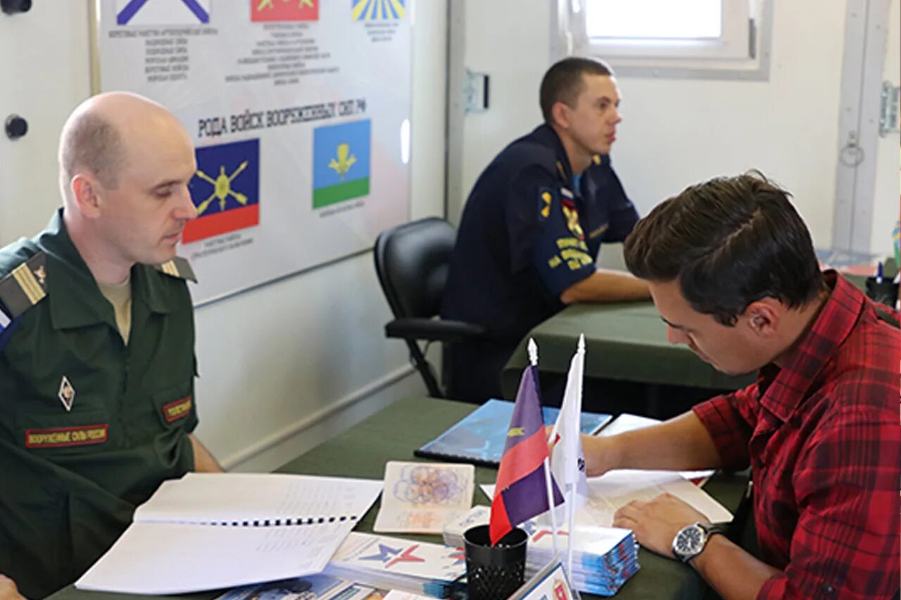 Военный контракт. Солдат подписывает контракт. Военнослужащий подписывает контракт. Служи по контракту солдат. Подписать контракт вс рф