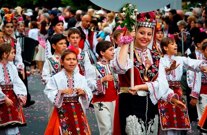 Праздники в болгарии в марте. Болгария фестиваль. Праздник роз в Болгарии. Болгария 21 век. Население и традиции Болгарии.