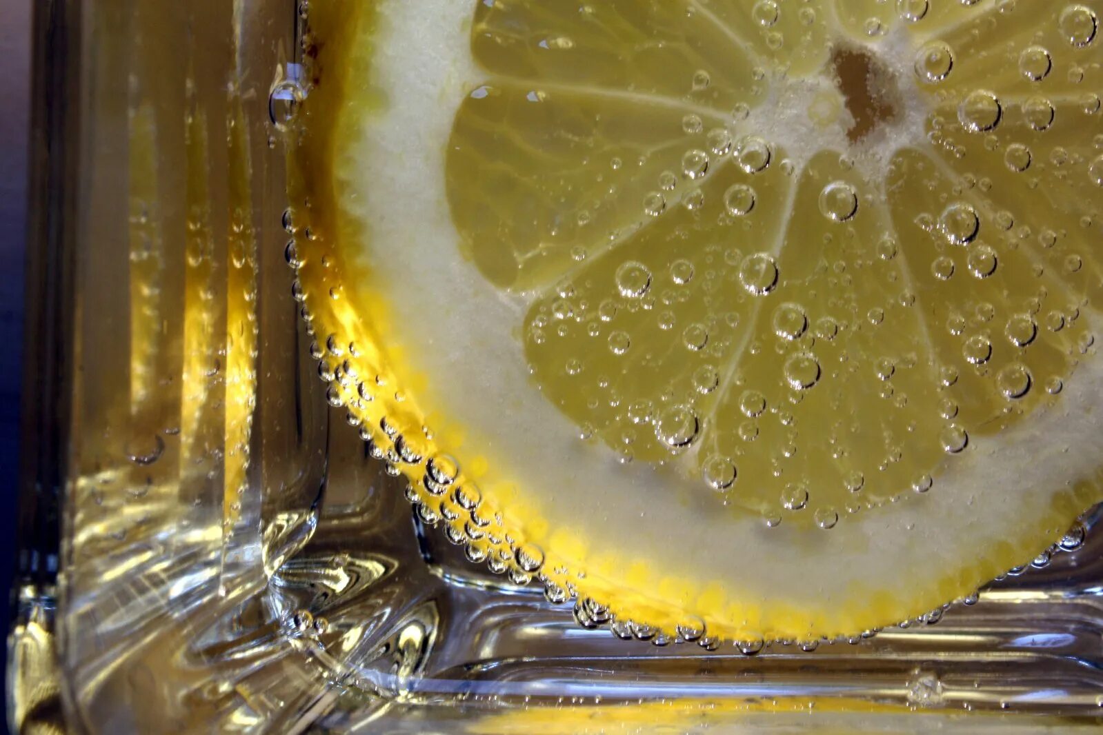 Слюна лимон. Разрезанный лимон. Кислый лимон. Кислый лимон. Слюна лимон.