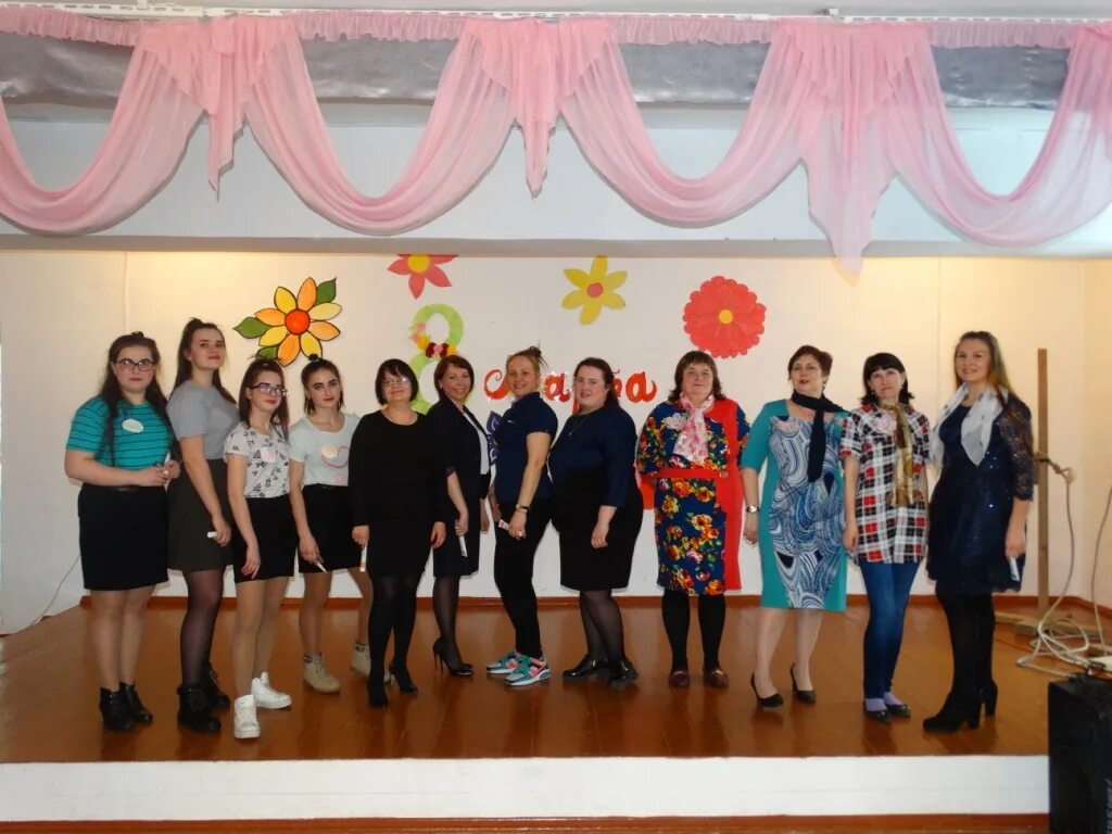 танец на новый год в школе старшеклассники. танец на новый год в школе старшеклассники. крутые танцы на новый год в школе. танец на новый год в школе. новогодний танец в школе.