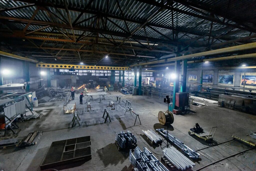 вахтовик картинки рисунок. чистить двор от снега. вахтовый метод работы. волонтеры помогают пожилым людям. никифоров денис олегович велесстрой.