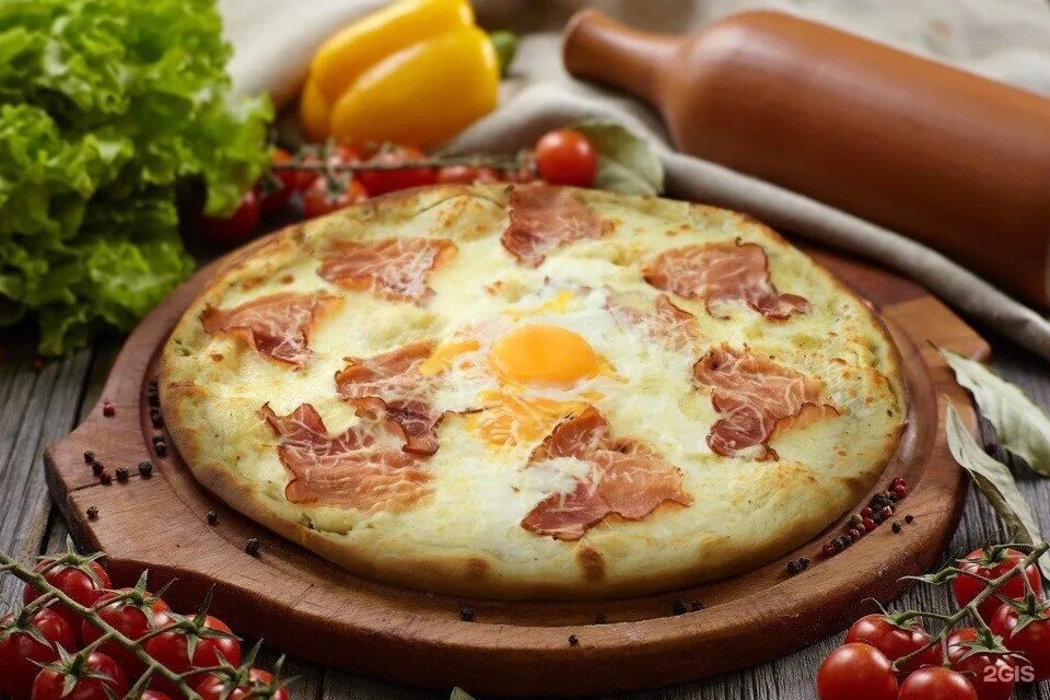 Карбонара с перепелиными яйцами. Пицца омлет. Пицца из яиц. Пицца из яиц. Английская пицца с яйцом.