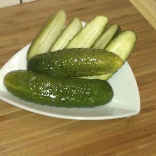 Соленые огурцы с чесноком и зеленью