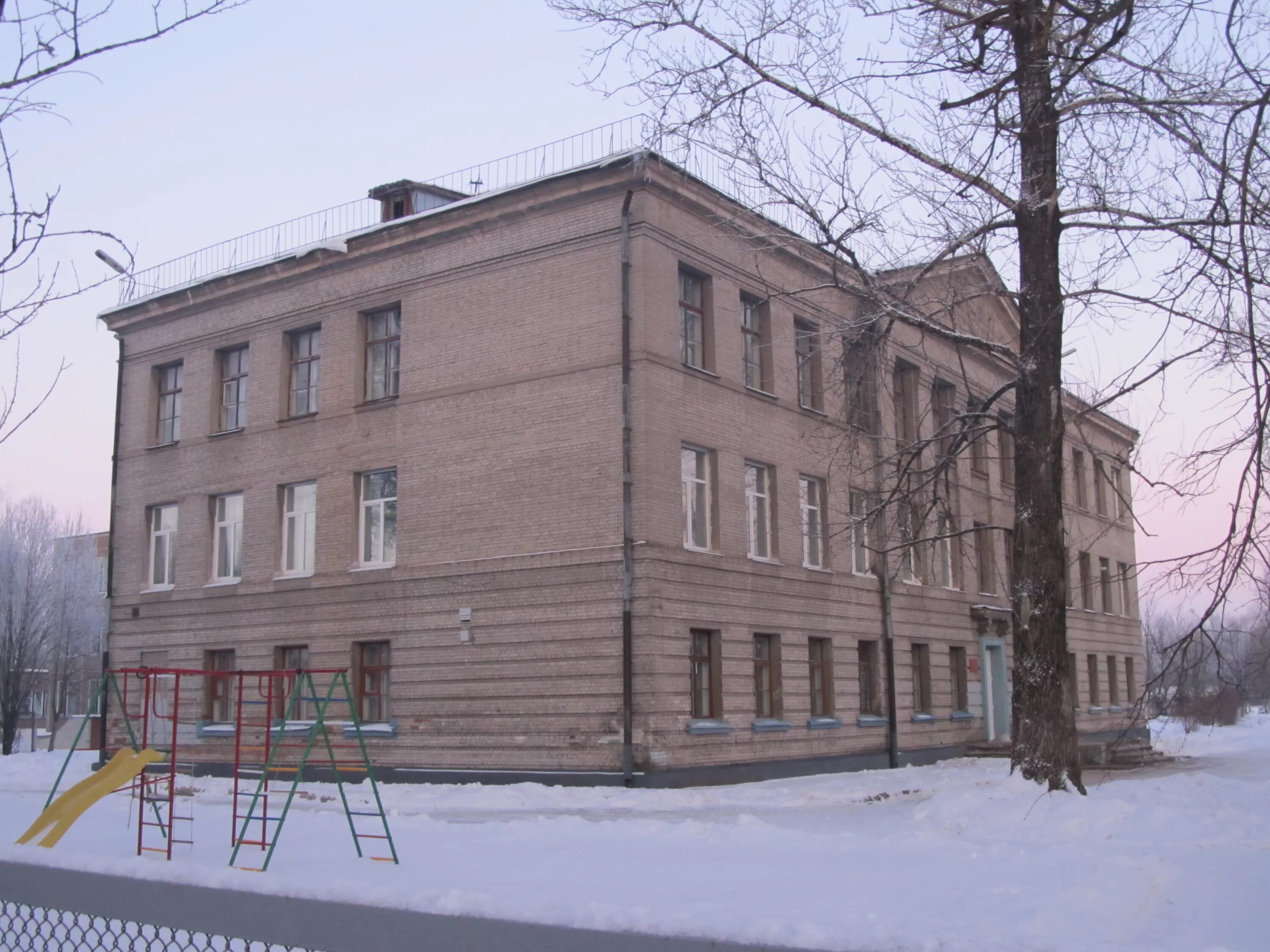 Школа 1517 москва живописная улица 11 корп 2. Горошевская гимназия х. Школа 5 этажей. Школа 5 этажей москва. Школа.