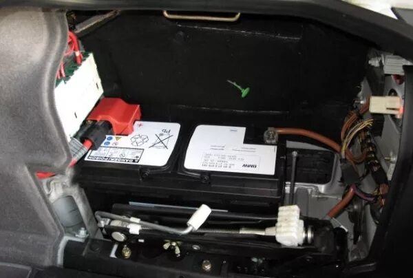 Где аккумулятор бмв е70. Bmw x5 e53 акб. аккумулятор bmw x5 e70 (2006—2010). bmw x7 аккумулятор. bmw x5 2005 аккумулятор.