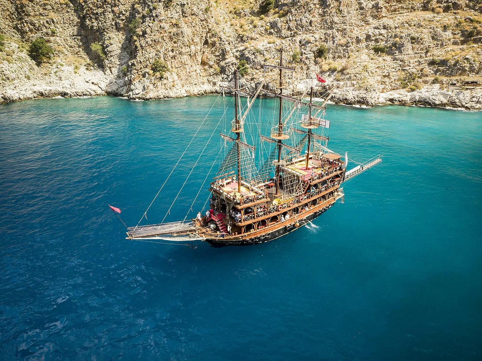 Kemer boat tour. Пиратская яхта барбосса турция. Турция пиратский корабль барбосса. Пиратский корабль турция аланья. Анталья корабли.