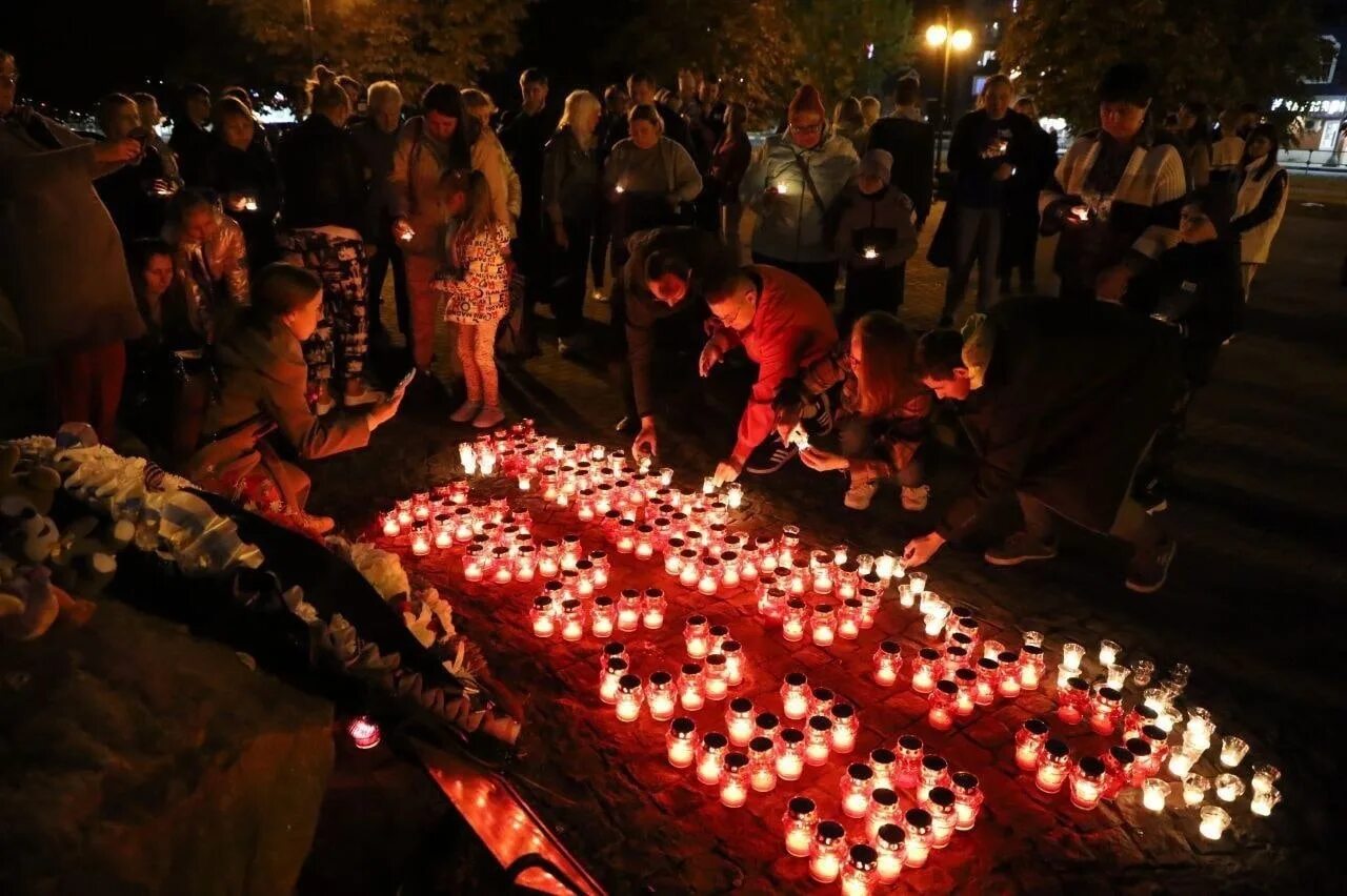 Акция памяти вк. Беслан помним скорбим. Свеча памяти. Свеча памяти 2022. Свеча памяти Беслан.