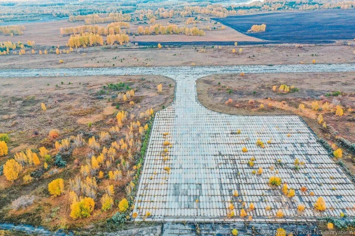 Заброшенный аэропорт в Бийске. Аэропорт города Бийска. Бийск аэропорт СССР. Заброшенный аэропорт фото Бийск. Бийск аэропорт новосибирск