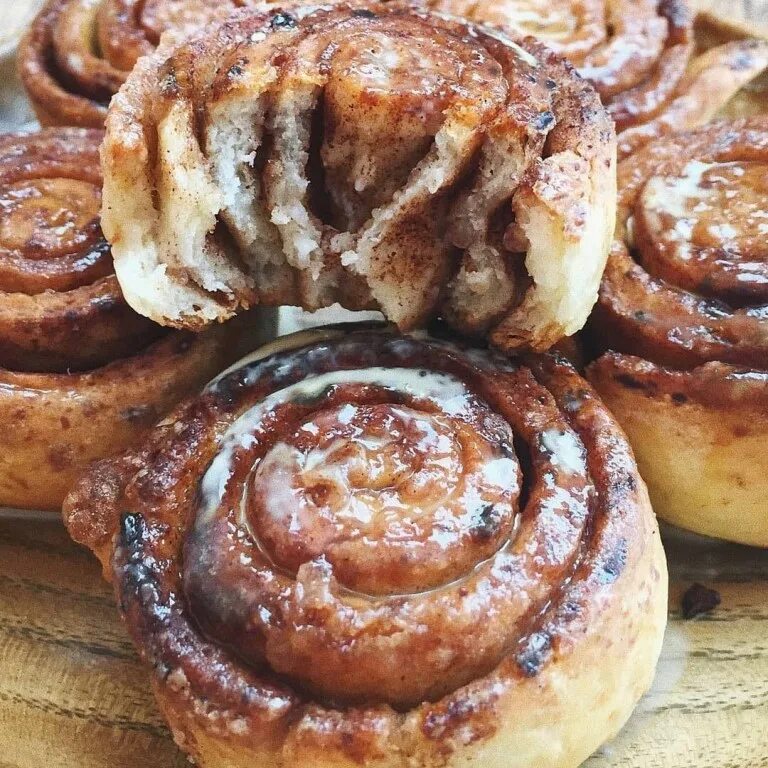 Плюшки с корицей. Сдобные булочки с корицей. Красивые булочки с корицей. Булочки с корицей и сахаром. Сладкая выпечка с корицей.