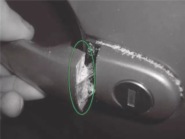 Замерзший замок автомобиля. Замерзла ручка двери автомобиля что делать. Замерзла ручка двери автомобиля что делать. Как открывают двери в машине если они замерзли. Примерзают двери автомобиля после мойки ?.