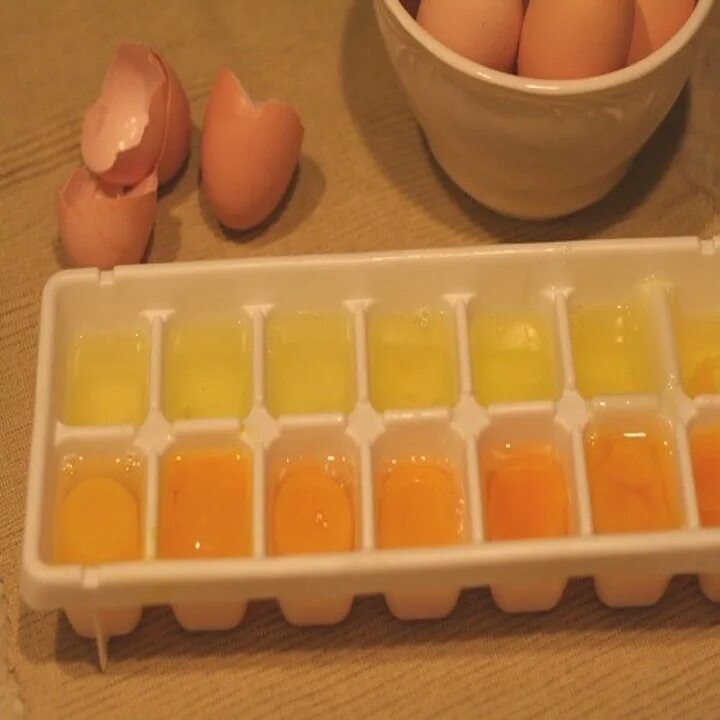 Можно замораживать белки. Заморозка яиц. Заморозка яиц в морозилке. Яйцо в морозилке. Форма для заморозки яиц.