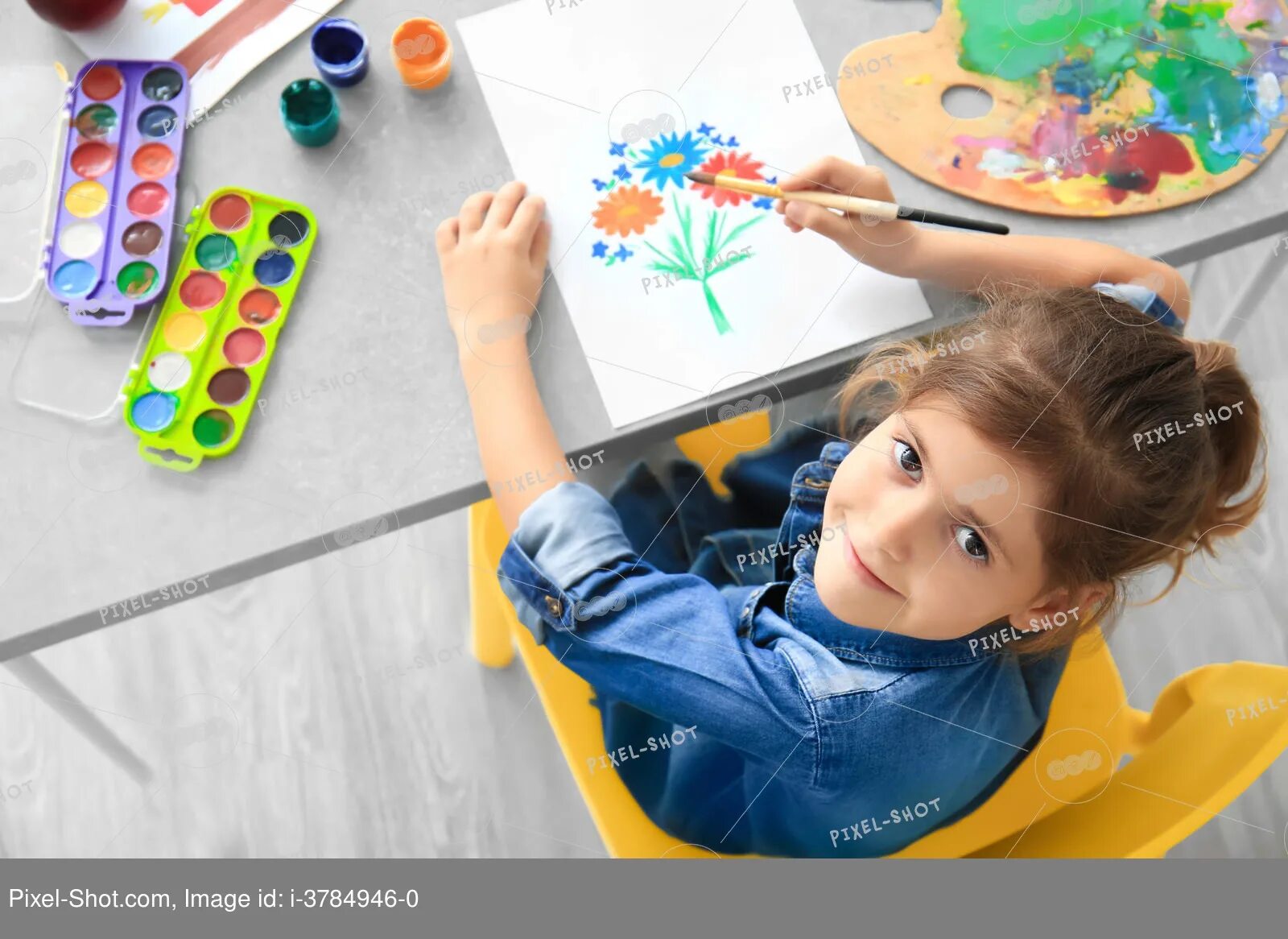 Художники инвалиды. Художник рисует ногами. Девочка рисующая ногами. Зули сангуино художница. Рисовать ноги девушки.