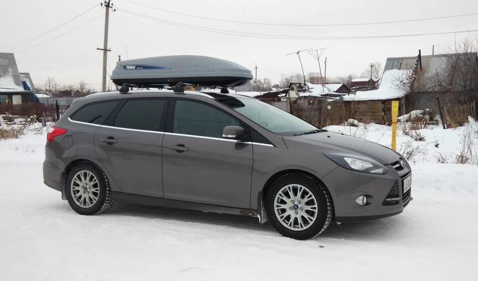 На крыше универсала. Автобокс на крышу Ford Focus 3. Бокс на крышу Форд фокус 3 универсал. Бокс на крышу Thule Pacific 600. Багажник на крышу Форд фокус 3.