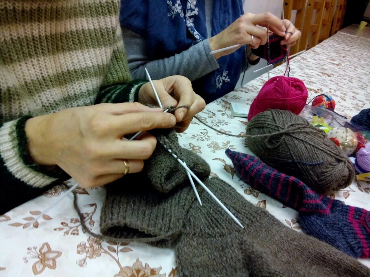 Связываем теплом. Вязание. Ручное вязание. Женщина вяжет носки. Мастер классы по вязанию для детей.