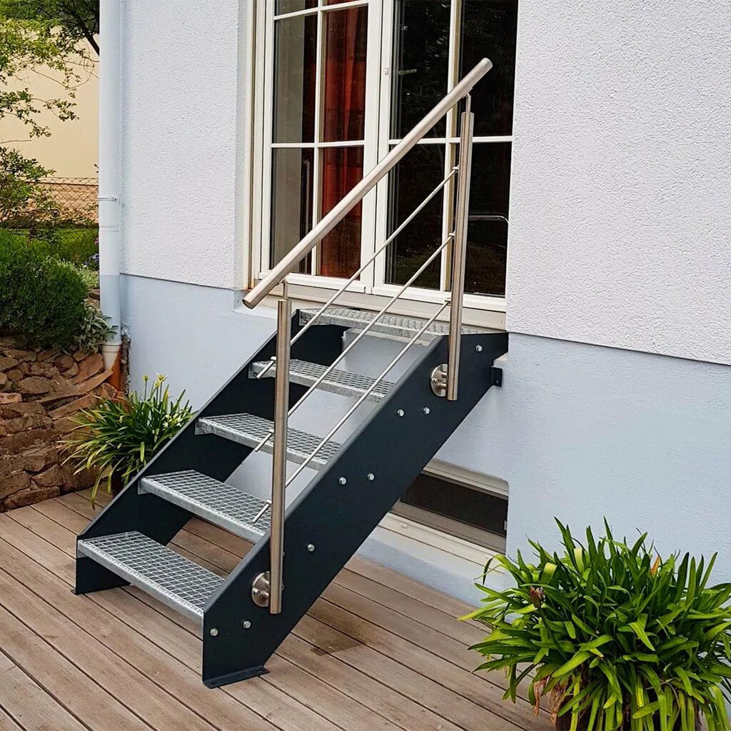 Уличная лестница с просечкой стандарт 300мм. Крыльцо в частном доме. Ступеньки из кирпича для крыльца. Ступени 120см крыльцо. Крыльцо с навесом в частном доме.