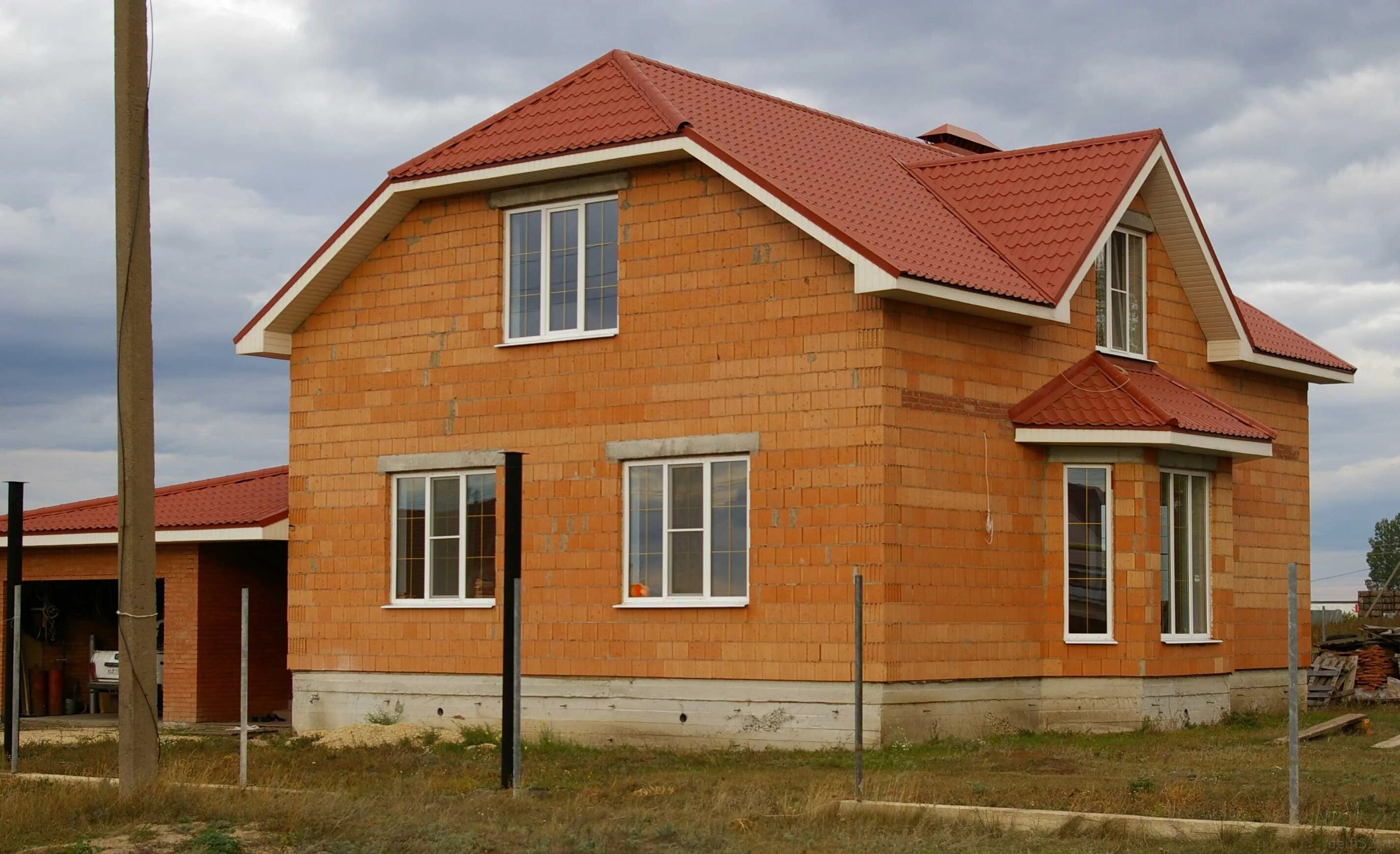 Теплый дом из кирпича. Дом из керамоблоков под ключ. ljb bp керамического блока. дом из керамических блоков. керамический блок дом.