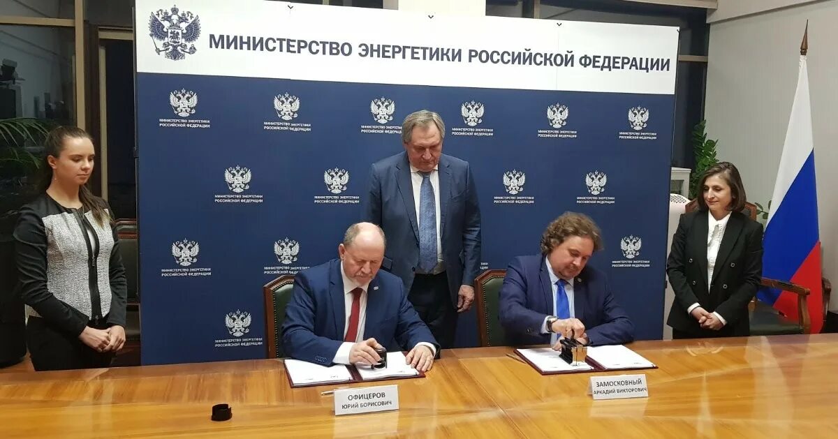 С электростанции вышла линия напряжением 750 кВ, и, пройдя значительную территор