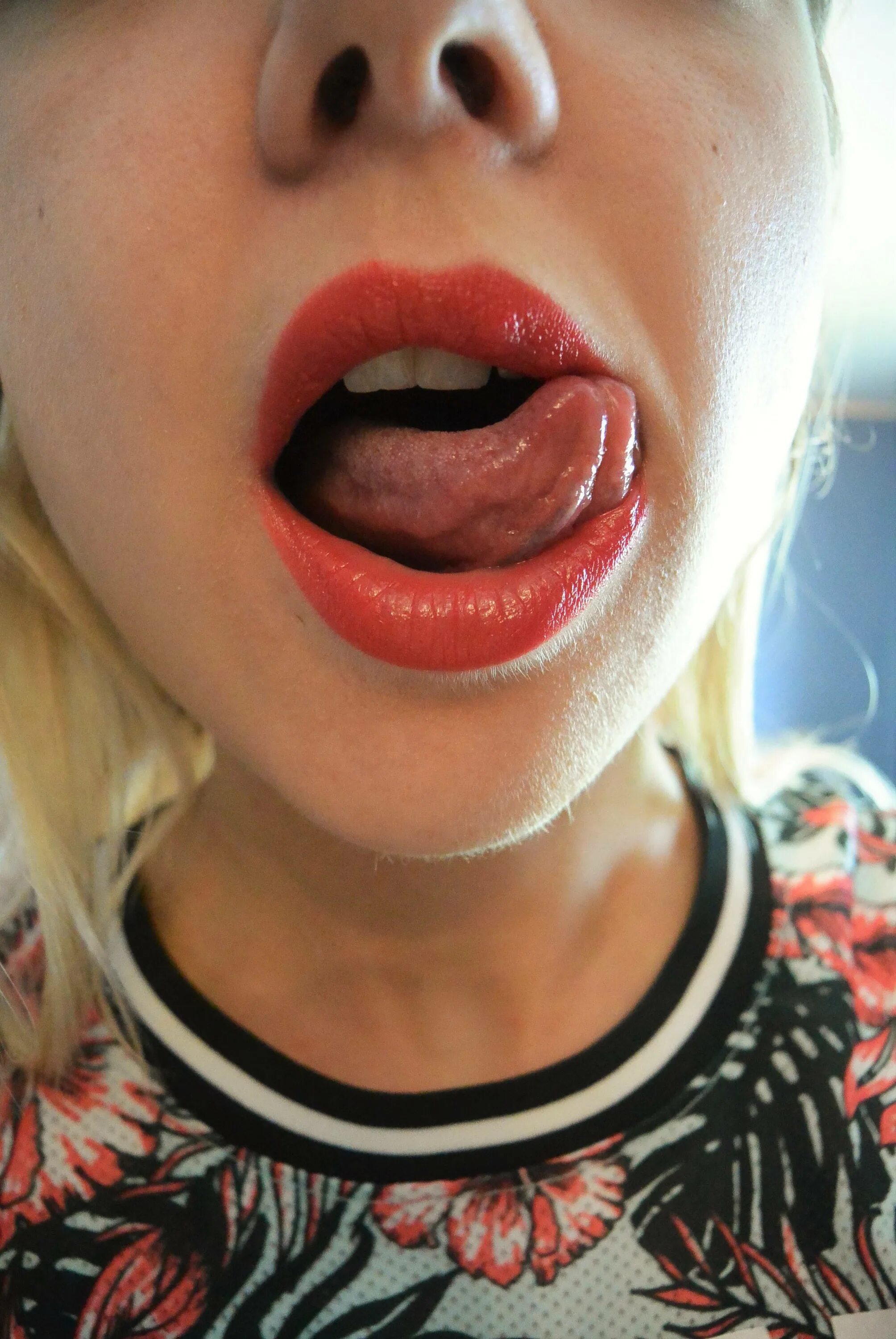 Полный рот домашнее. Открытый рот девушек. Красивые губки. Женские губы. Женские губы с высунутым языком.