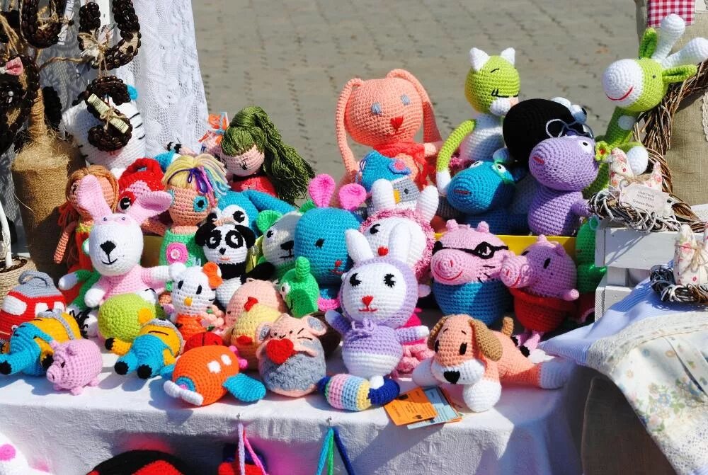 Ярмарка вязаных. Ярмарка игрушек. ярмарка вязаных игрушек. ярмарка хендмейда игрушек. ярмарка вязаных игрушек на улице.