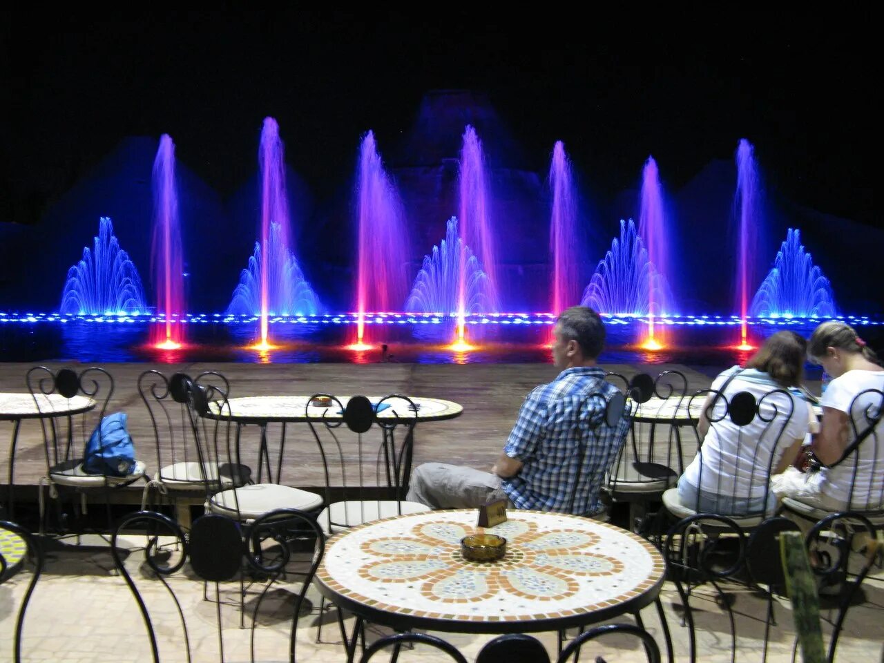 Танцующие фонтаны адлер. Шоу танцующих фонтанов. Шоу фонтанов протарас. Шоу танцующих фонтанов. Шоу фонтанов кипр протарас.