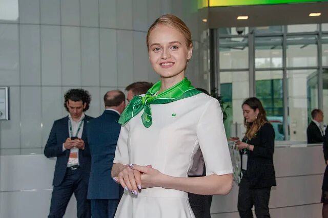 Новая униформа сбербанка. Сотрудник банка. Одежда работников сбербанка. Форма одежды сбербанка. Сбер новая форма сотрудников.