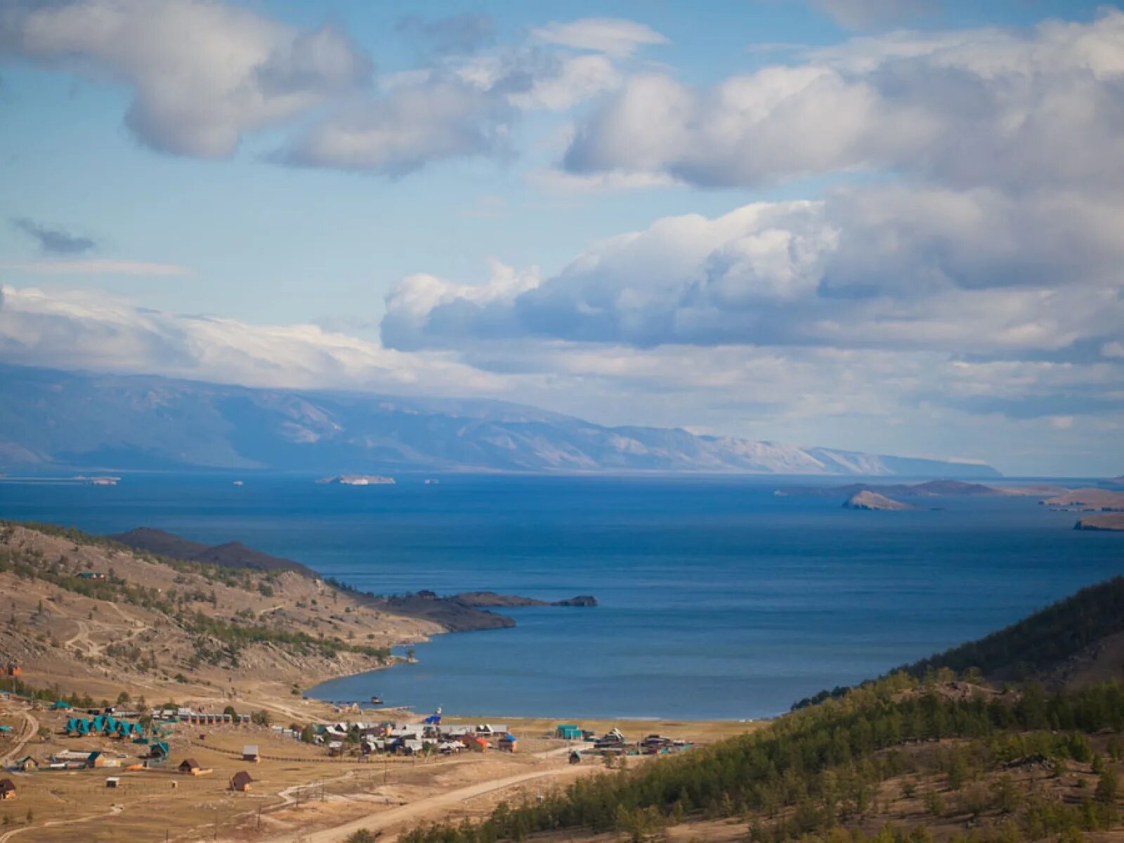 Берег байкала малое море. Побережье малого моря на байкале. Малое море иркутск. Байкал горячинск летом. Берег байкала малое море.