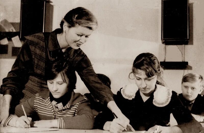 Урок в советской школе. Урок в советской школе. Пожилой учитель. Дети в советской школе с педагогом. Педагог мужчина.