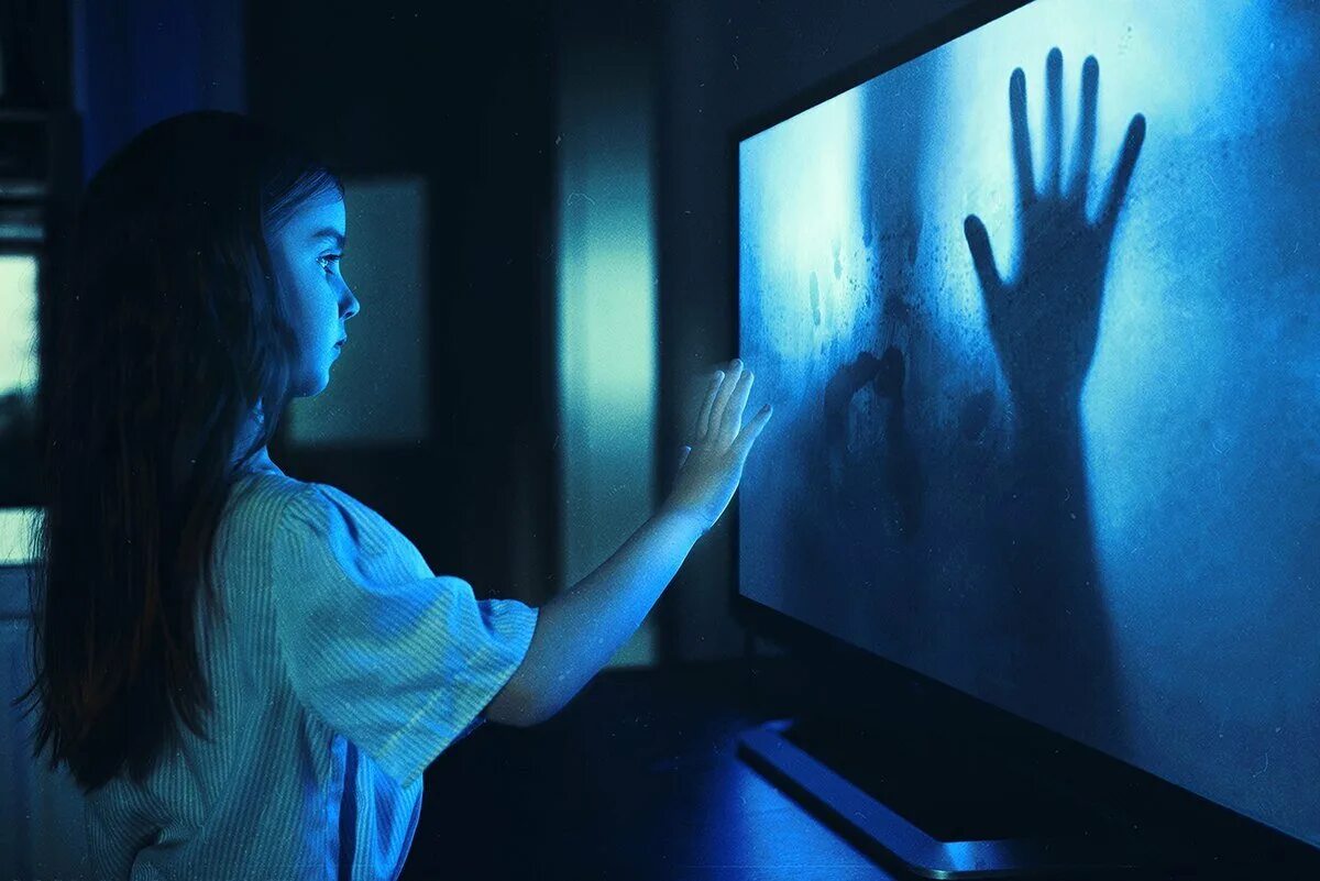 Полтергейст фильм 1982 демон. Кто такой полтергейст. Кто такой полтергейст. Кто такой полтергейст. Полтергейст рука из телевизора.