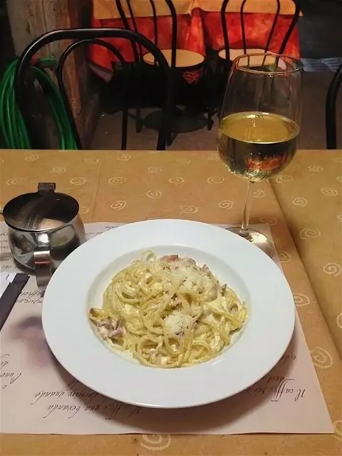 Спагетти карбонара италия. Спагетти карбонара. Карбонара вино и паста. Вино розовое сухое. Карбонара какое вино.