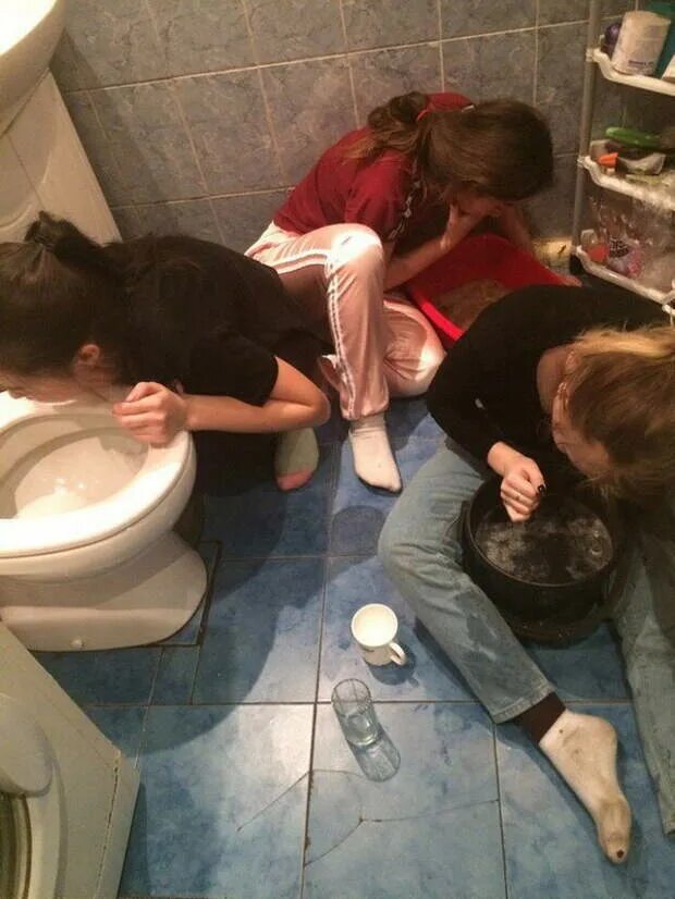 Пьяные девушки блюют