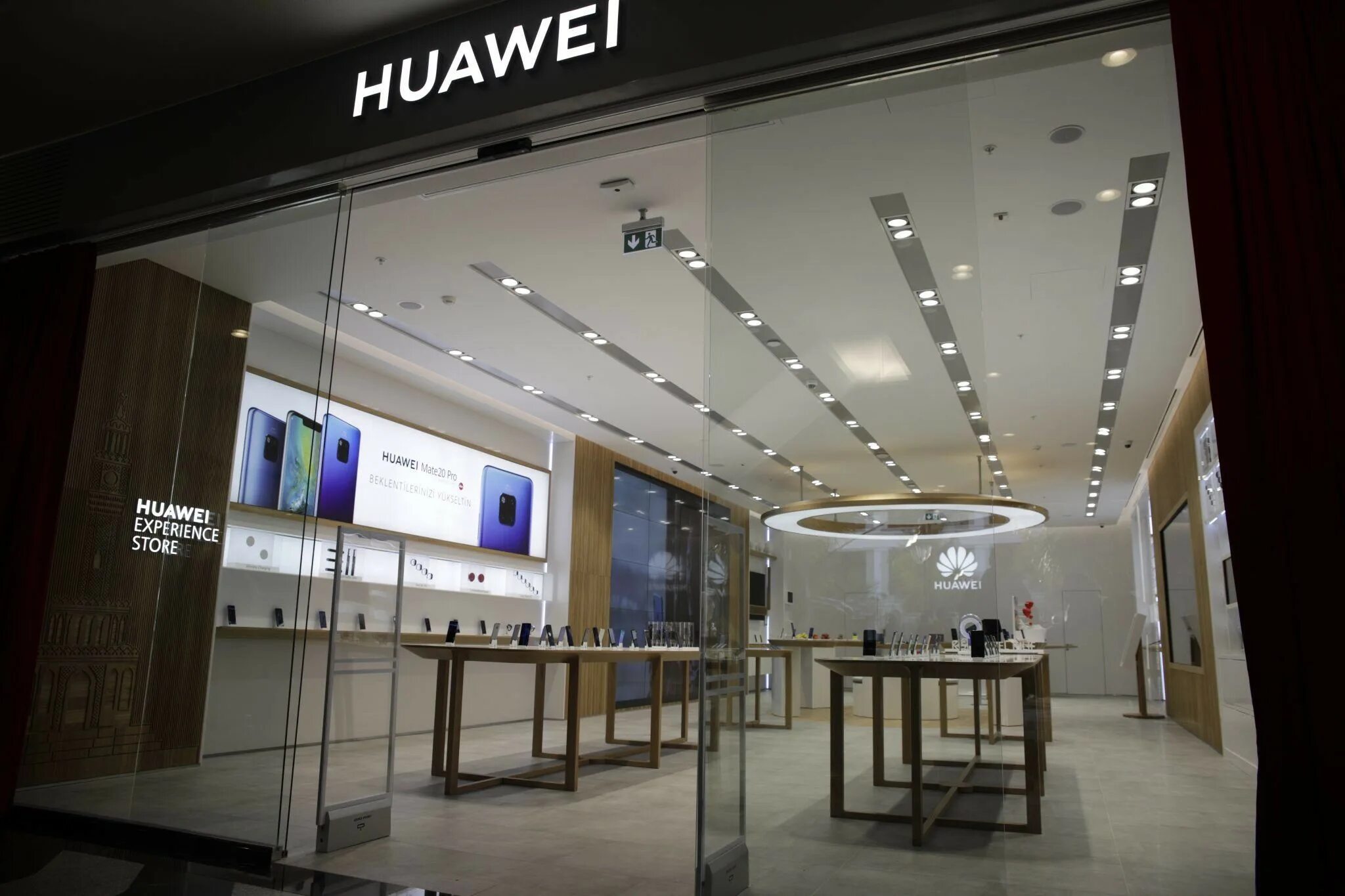 Хуавей store. Huawei стор. Huawei магазин в Москве. Хуавей в Каширской Плазе. Штаб квартира Хуавей.