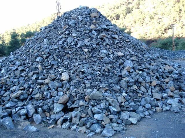 Железные руды. Хромитовая руда добыча. Марганцевые руды. Куча угля. Уголь и железо.