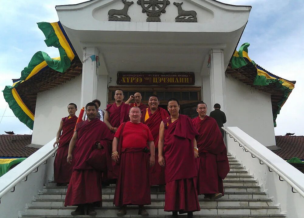 храм цеченлинг в кызыле. тыва будда лама. одеяние далай ламы калмыкия. буддизм в тыве. далай лама храм тыва.