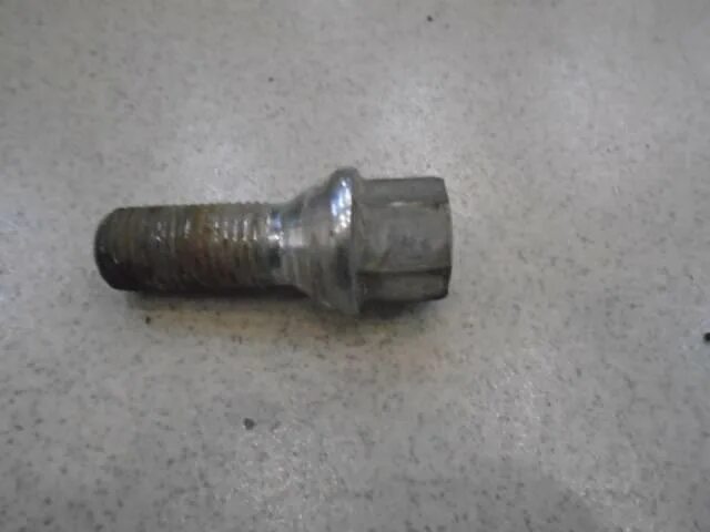 болт ауди а6 с5. болт колёсный ауди а6. колесные болты ауди а4. развальные болты ауди а4 б6 кватро. болт ауди а6 с5.