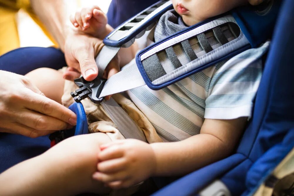 Правила перевозки детей 2024 в легковом автомобиле. Ребёнок в автомобиле пристёгнут. Ребенок в автокресле. Пристегнутый ребенок в машине. Ребенок в автокресле пристегнутый.